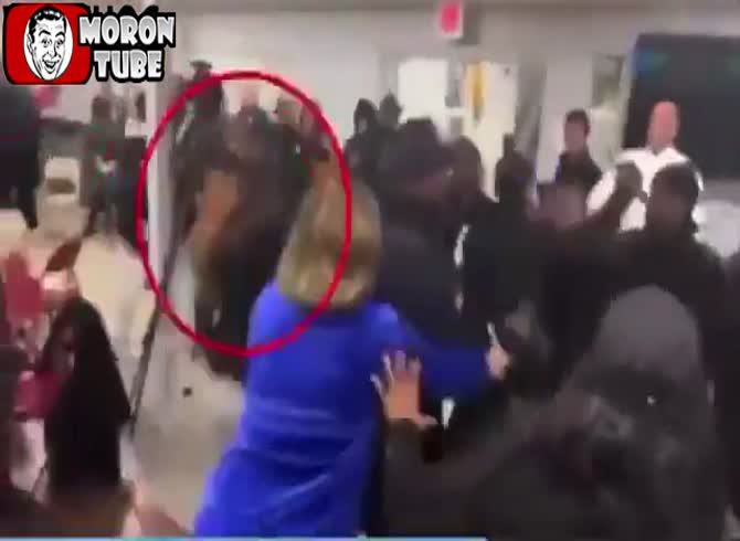 Video :During a heated meeting, a U